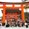 First Lady Michelle Obama joins Taiko drummers at center drum prior to a tour of the Fushimi Inari Shinto Shrine in Kyoto, Japan, March 20, 2015.